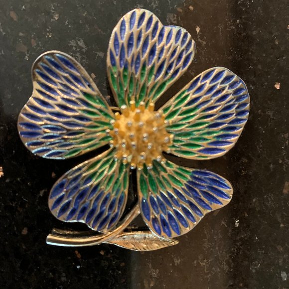 A SIGNED VINTAGE BROOCH, "J.J." ON THE REVERSE, MEASURING ABOUT 2 1/4" - Picture 1 of 3